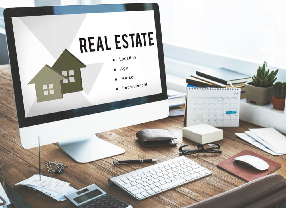 Site imobiliário apresentado em uma tela digital